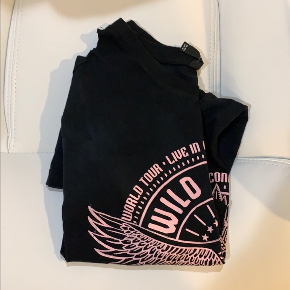 Shoulder exposing t-shirt